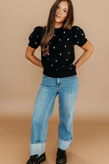 Suéter negro elegante de burbujas con lunares y manga corta