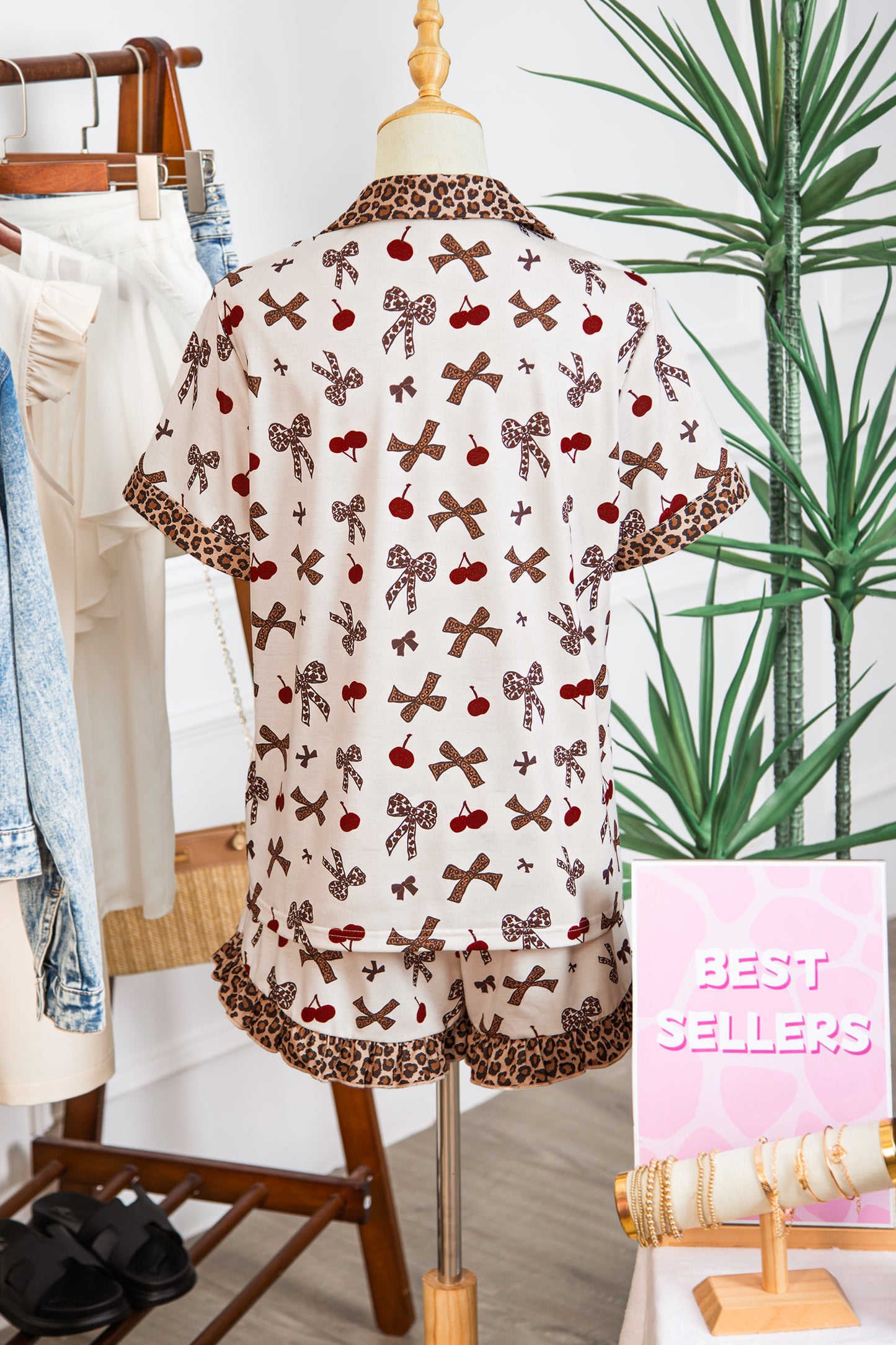 Camiseta de pijama de 2 piezas con estampado de cerezas y lazo blanco chic, retazos de leopardo en contraste y shorts con cordón.