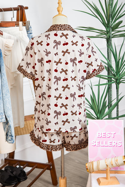 Camiseta de pijama de 2 piezas con estampado de cerezas y lazo blanco chic, retazos de leopardo en contraste y shorts con cordón.