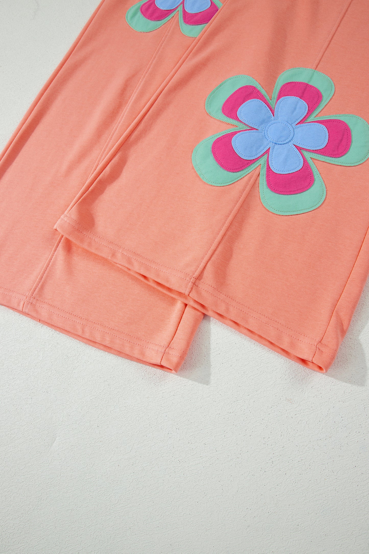 Pantalón de pierna ancha con cordón y cintura elástica contrastada, estampado floral en bloques de color naranja y pomelo