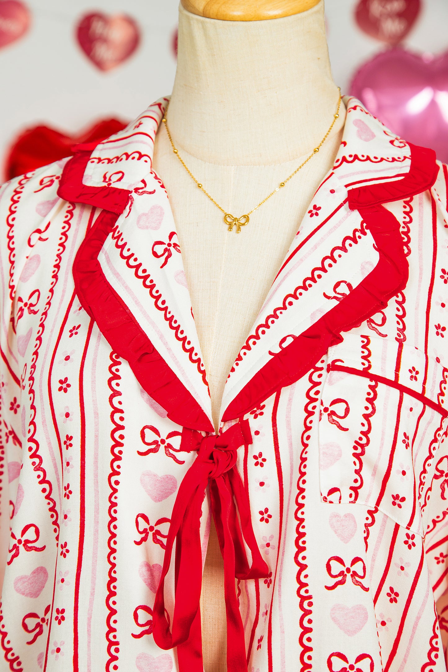 Conjunto de pijama de camisa de manga larga y pantalón corto con estampado de corazón floral dulce rojo y ribete en contraste