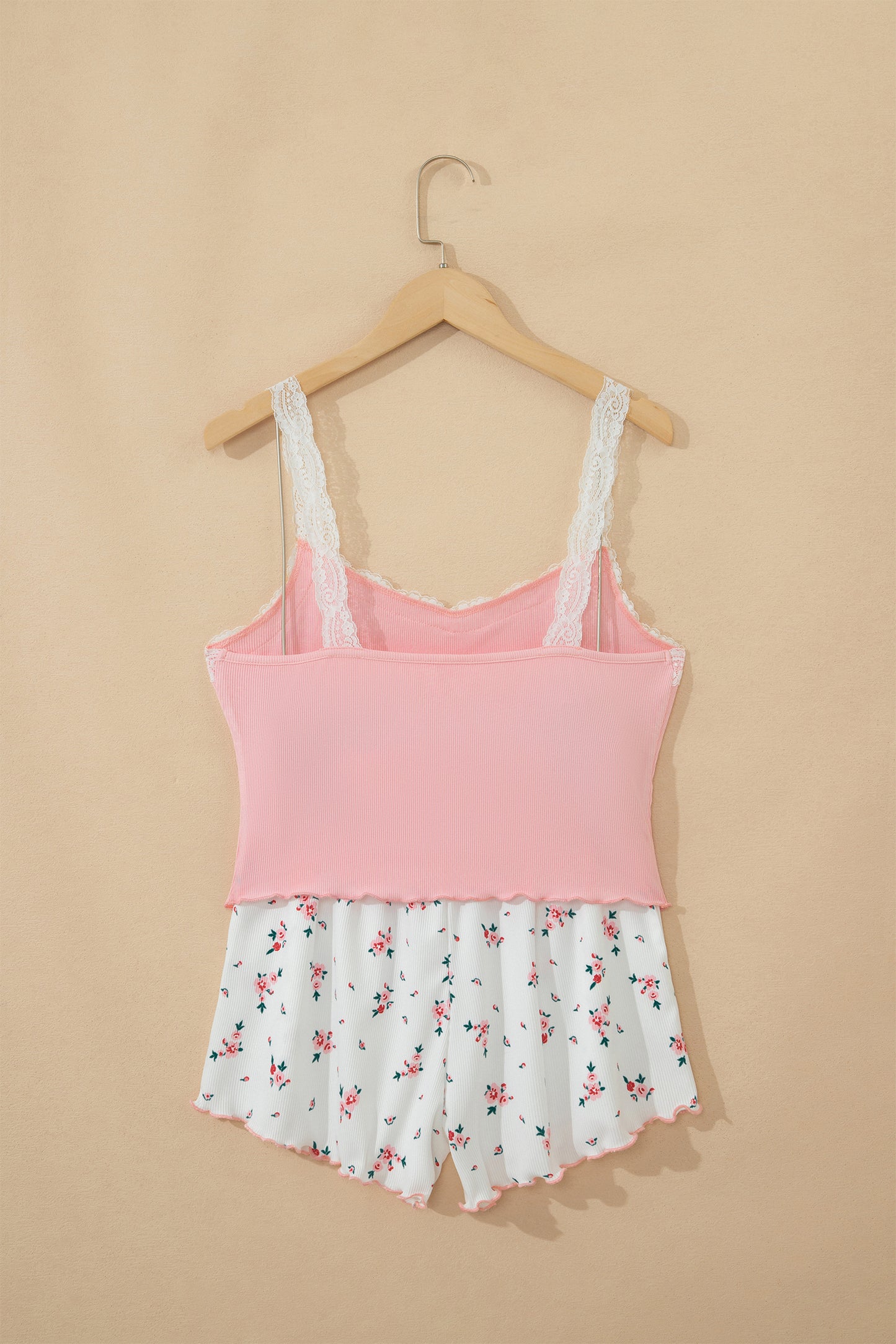 Conjunto corto de salón rosa de punto acanalado con tirantes de encaje, retazos, bajo ondulado y estampado floral