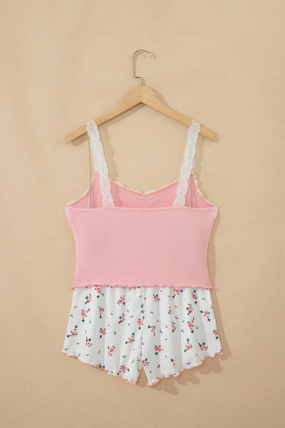 Conjunto corto de salón rosa de punto acanalado con tirantes de encaje, retazos, bajo ondulado y estampado floral
