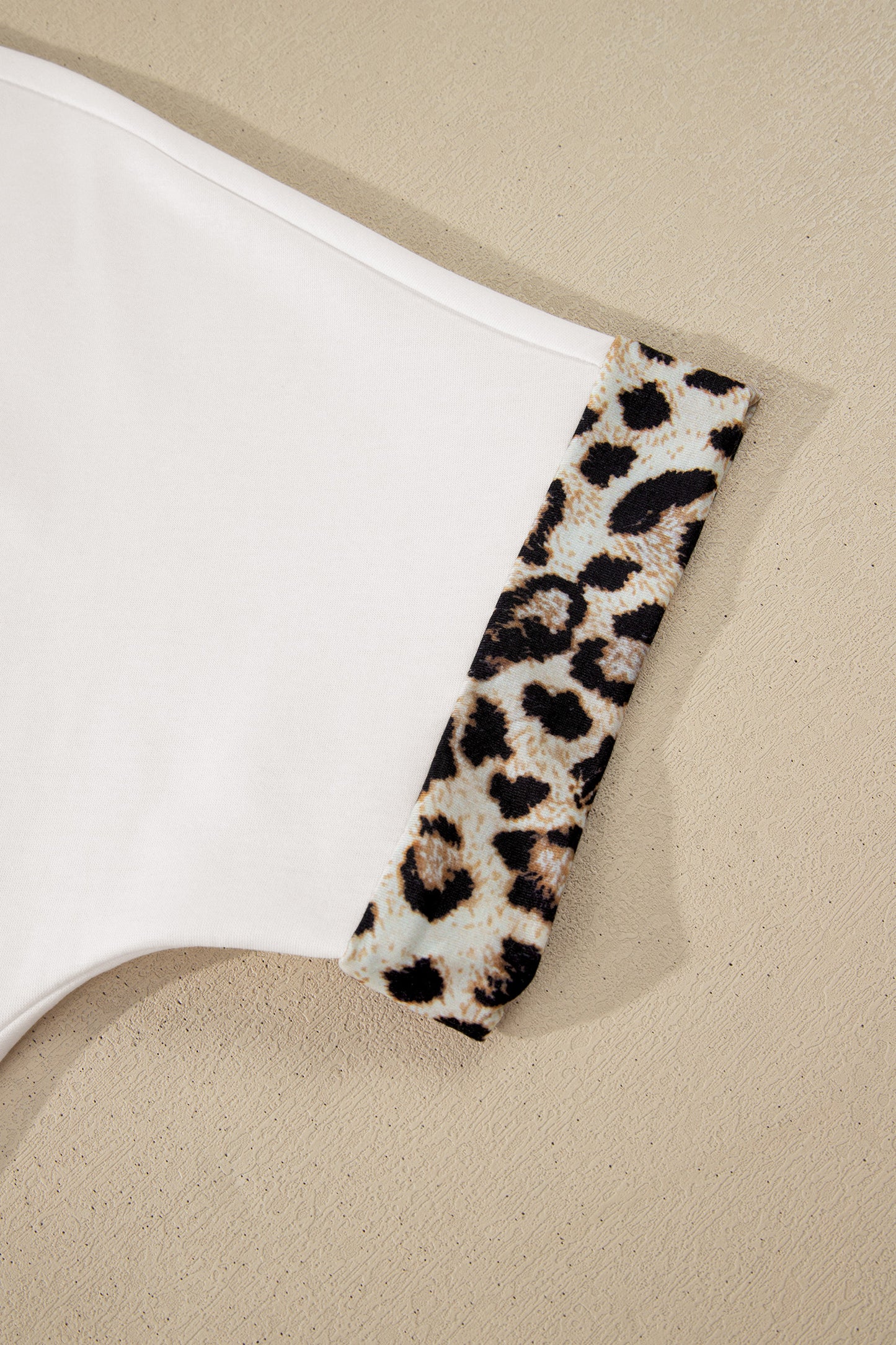 Vestido largo de manga corta con lazo de leopardo y contraste blanco