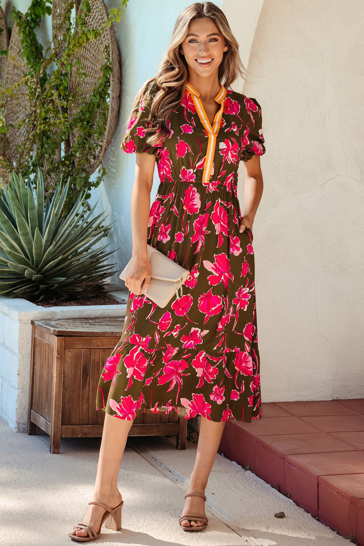 Vestido largo con estampado floral verde, ribete a rayas, cuello con abertura, mangas abullonadas cortas y dobladillo con volantes