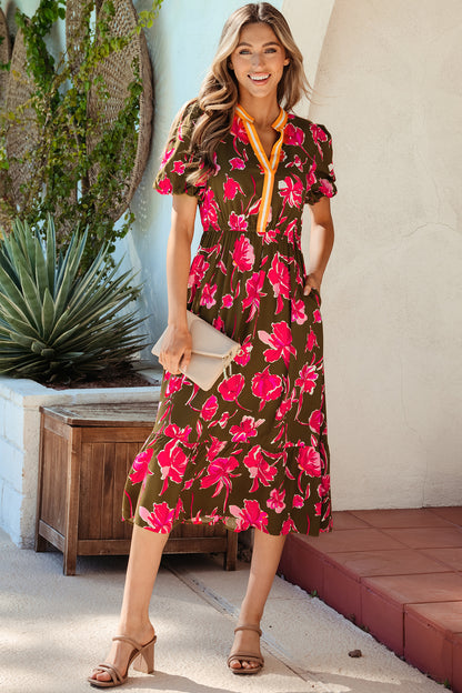 Vestido largo con estampado floral verde, ribete a rayas, cuello con abertura, mangas abullonadas cortas y dobladillo con volantes