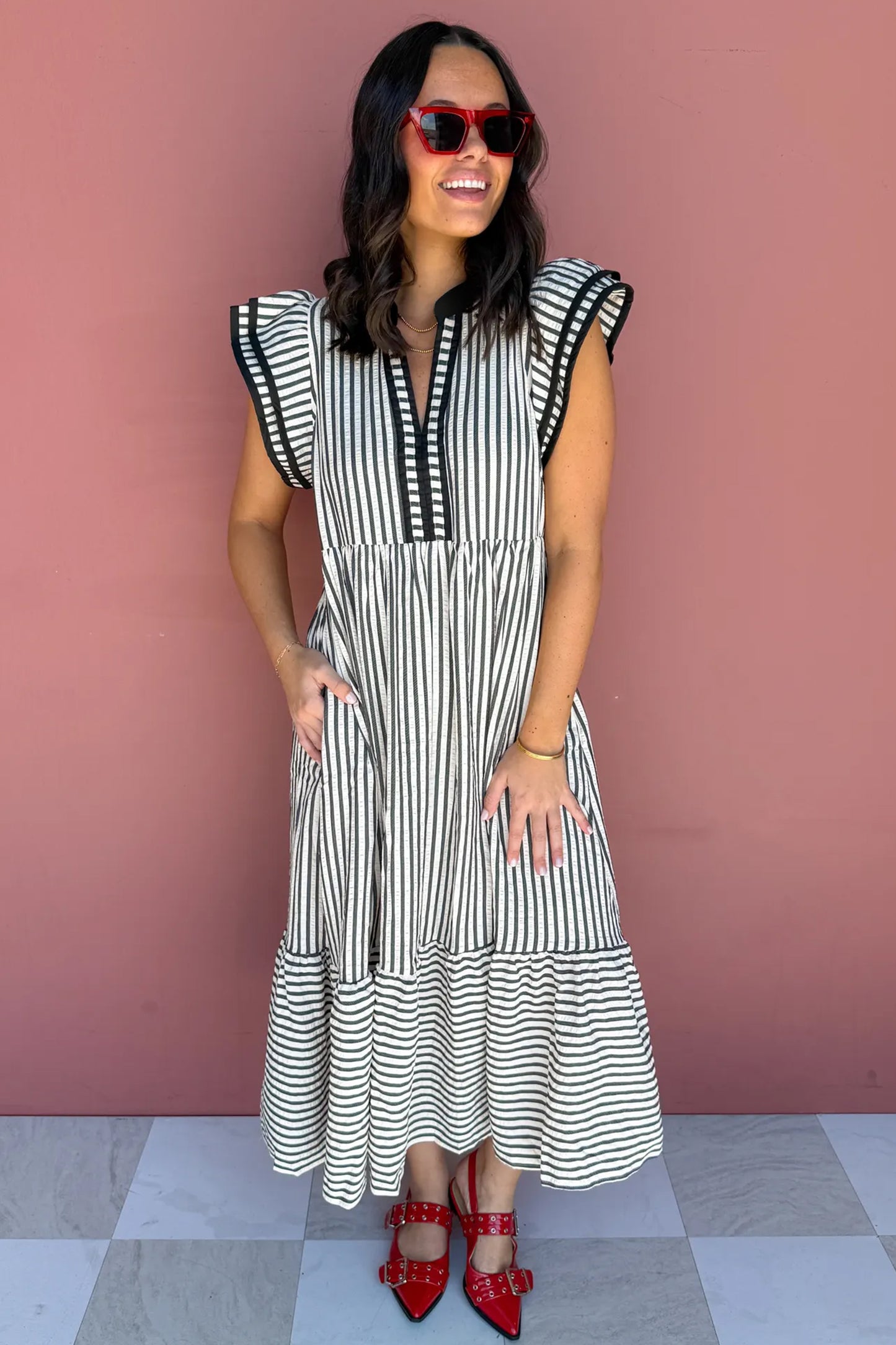 Vestido Maxi Negro Tallas Grandes con Abertura en V, Volantes y Mangas de Capas