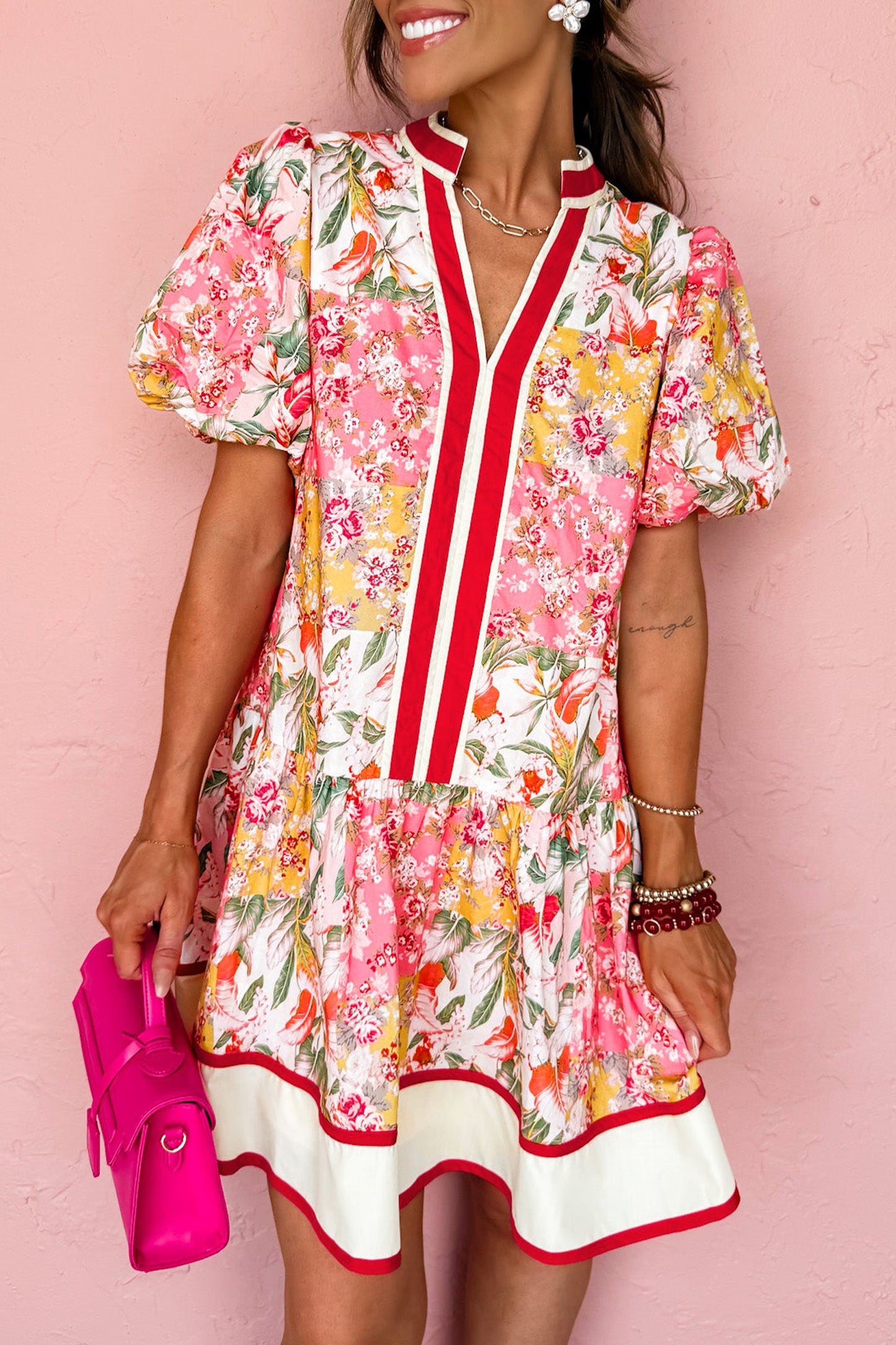 Vestido Mini Rosa con Estampado Floral y Bloques de Color, Ribetes en Contraste, Cuello en V y Bajo con Volantes