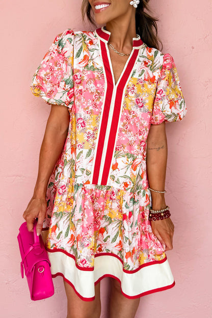 Vestido Mini Rosa con Estampado Floral y Bloques de Color, Ribetes en Contraste, Cuello en V y Bajo con Volantes