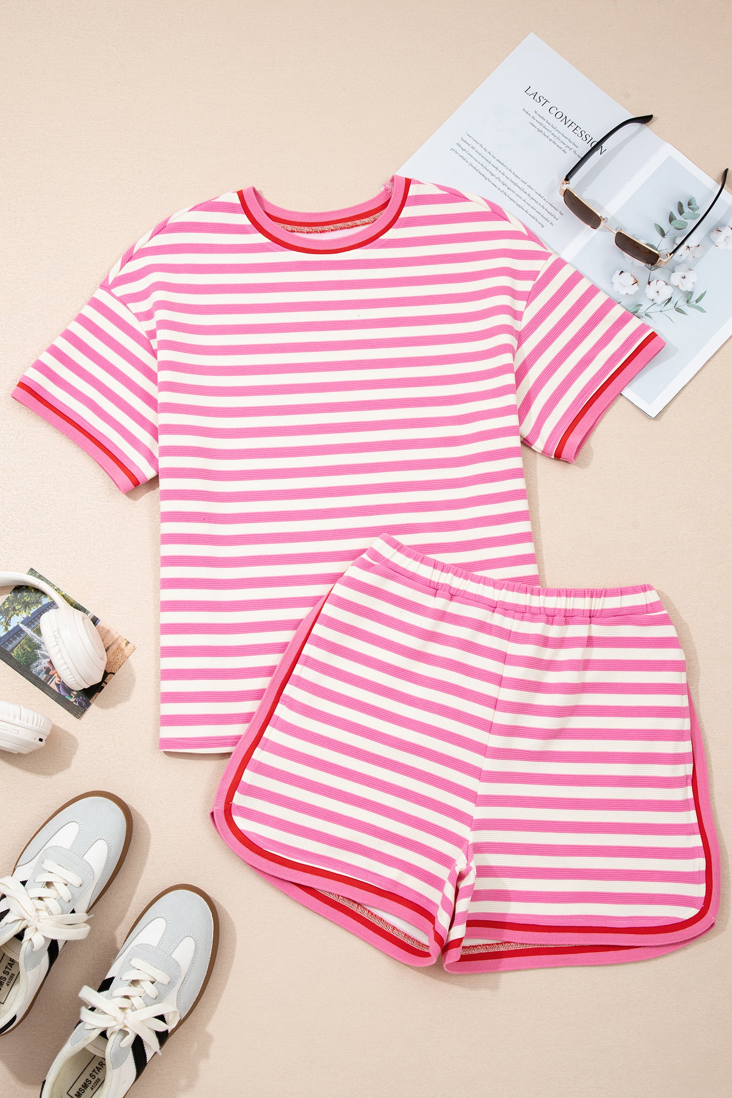 Top de manga corta con ribete en contraste de rayas rosas y shorts sueltos, conjunto casual de 2 piezas