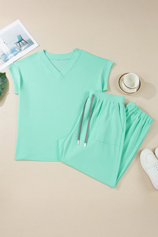 Conjunto de camiseta de cuello de pico lisa verde menta y pantalón con cordón de ajuste de talla grande