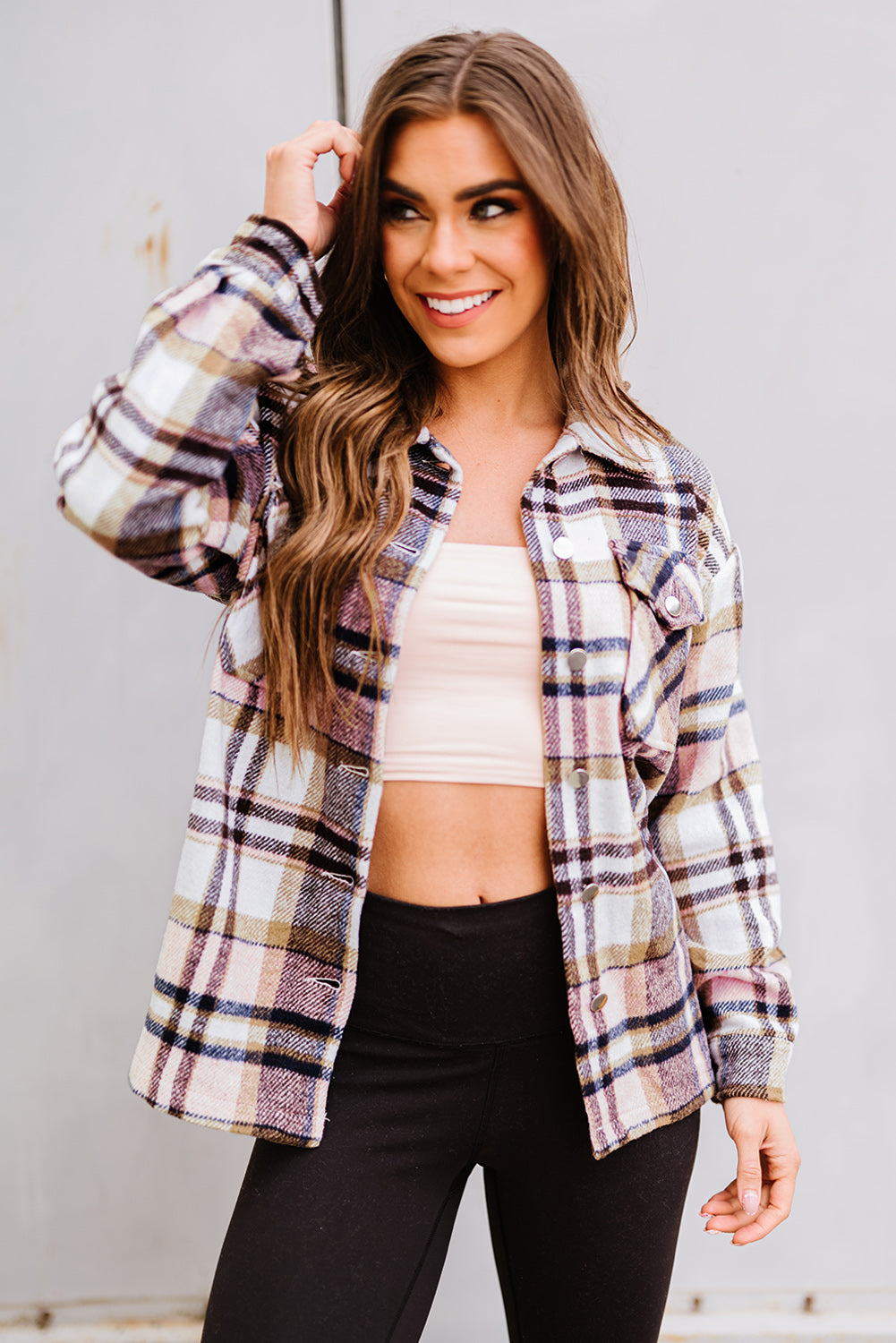 Chaqueta camisera rosa con estampado de cuadros geométricos y bolsillos