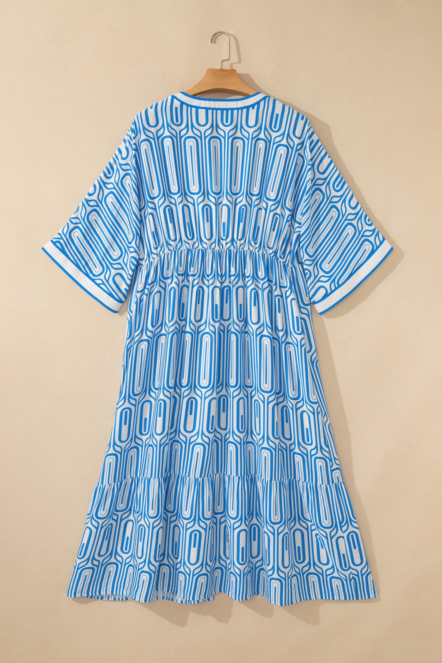 Vestido largo con estampado geométrico de talla grande en azul cielo con ribete en contraste y cuello en V de manga pulsera
