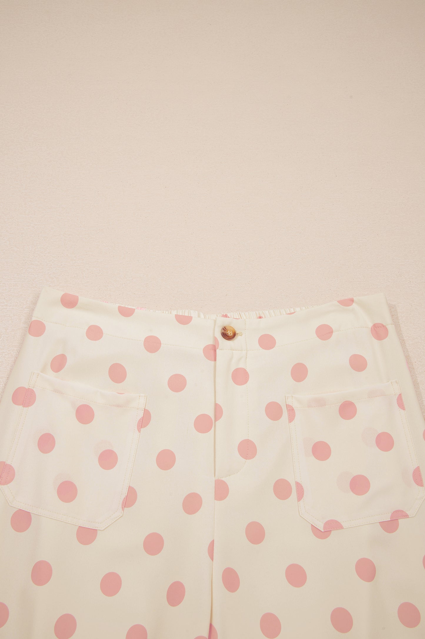 Pantalones de pernera recta de tiro medio con bolsillos de parche y estampado de lunares blancos
