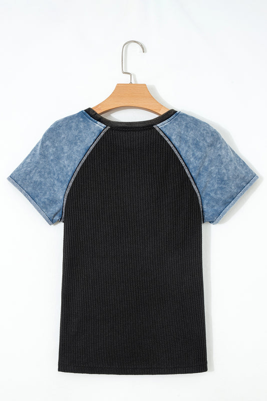 Camiseta de manga corta con bloques de color y costuras, de punto gofre en gris carbón