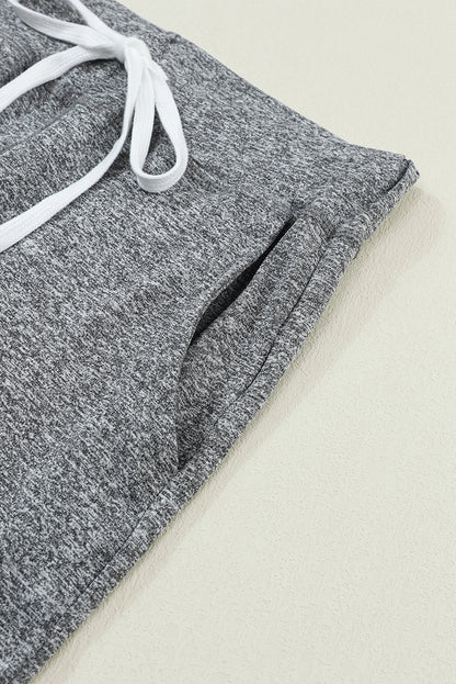 Pantalones deportivos grises con cordón, cintura elástica y bolsillos