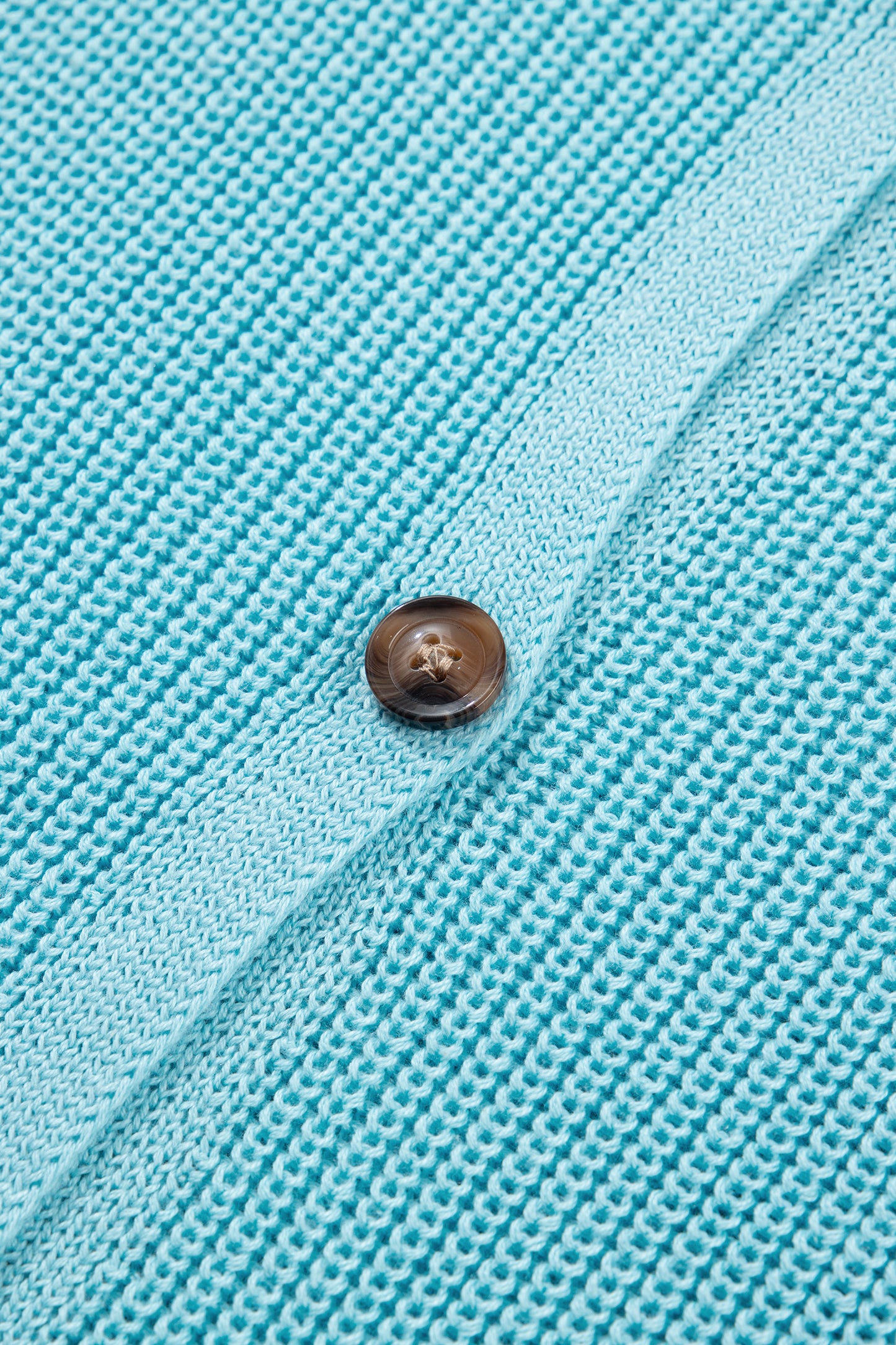 Chaleco de punto en color azul niebla con cuello de pico y botones delanteros
