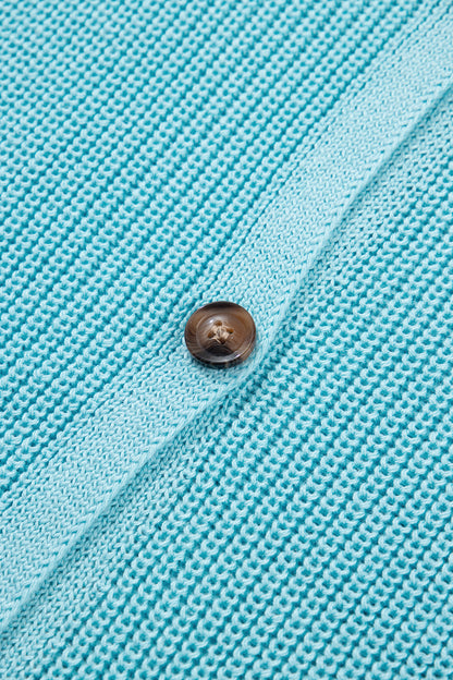 Chaleco de punto en color azul niebla con cuello de pico y botones delanteros