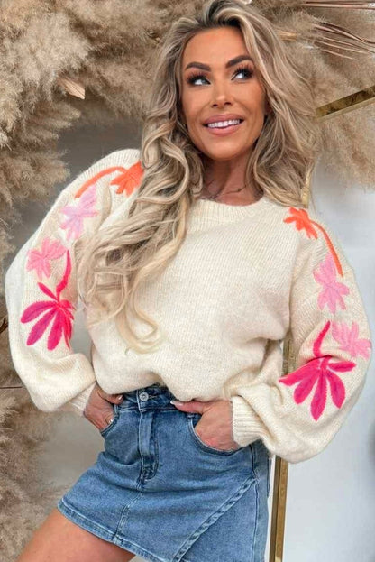 Suéter suelto de cuello redondo con manga floral bordada color beige