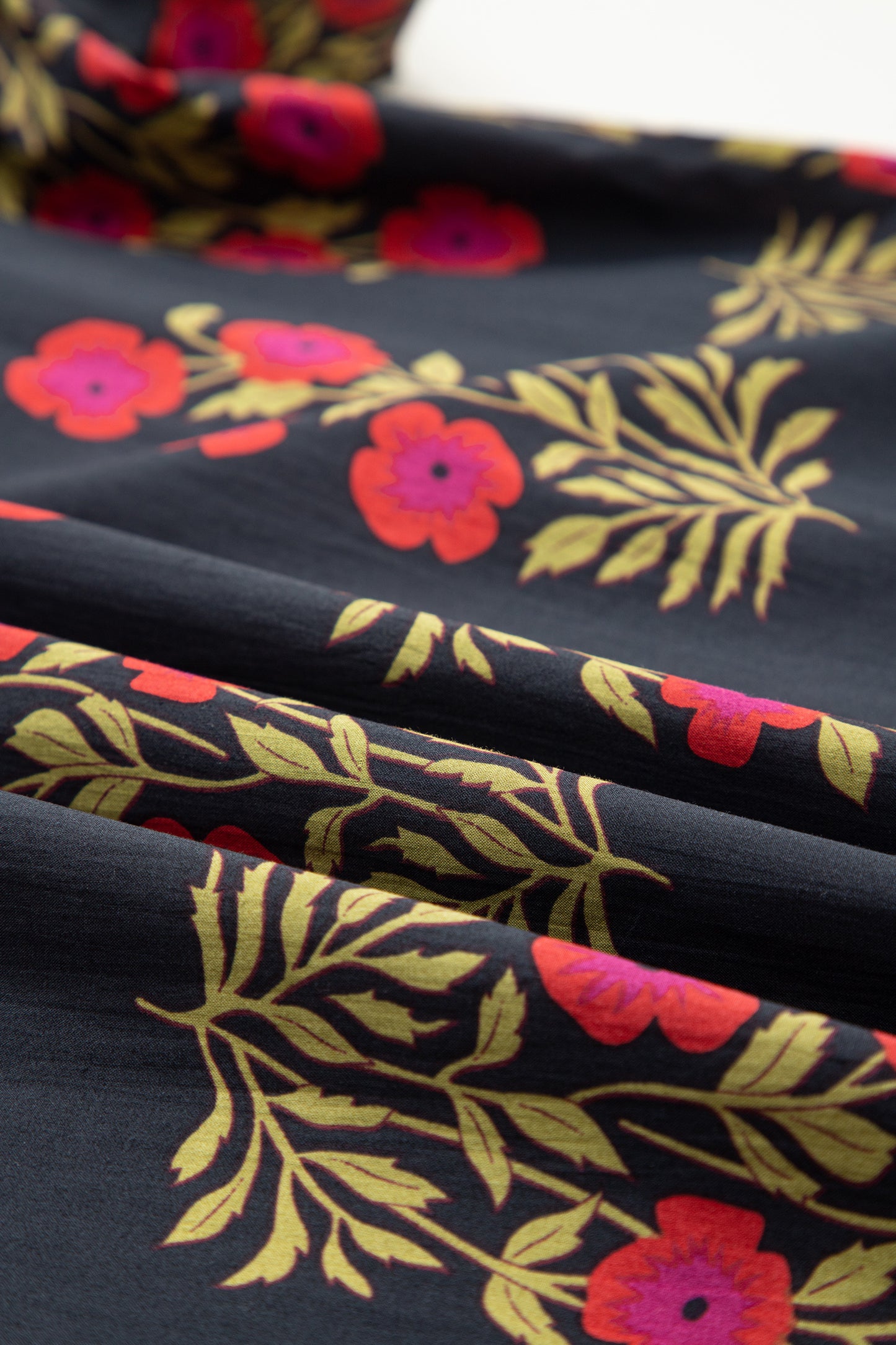 Blusa de algodón con estampado floral y ribete a rayas Ricrac de talla grande en color negro y manga corta