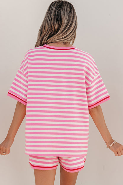 Top de manga corta con ribete en contraste de rayas rosas y shorts sueltos, conjunto casual de 2 piezas