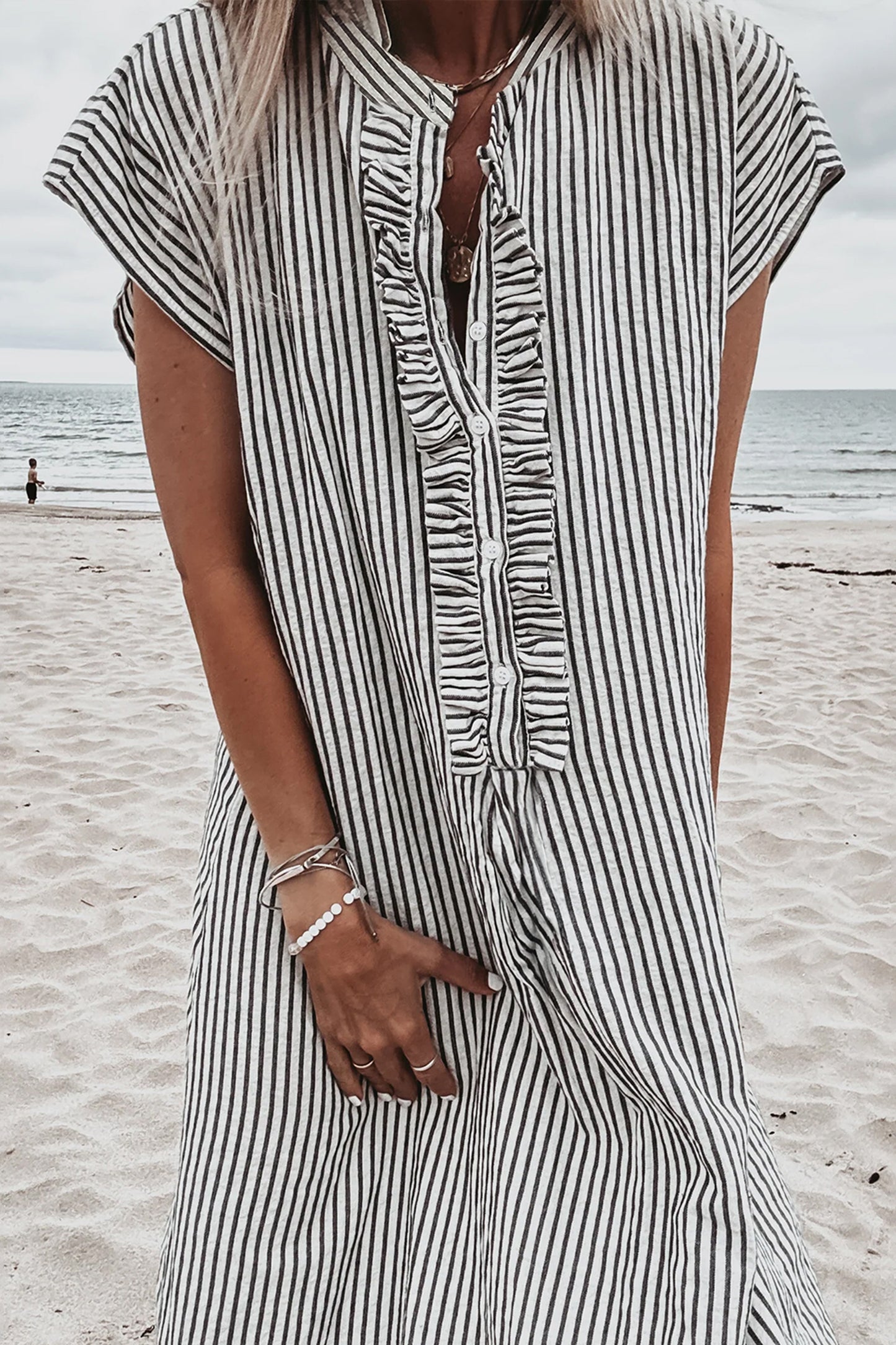 Vestido largo de manga corta con volantes y botones hasta la mitad, de rayas negras