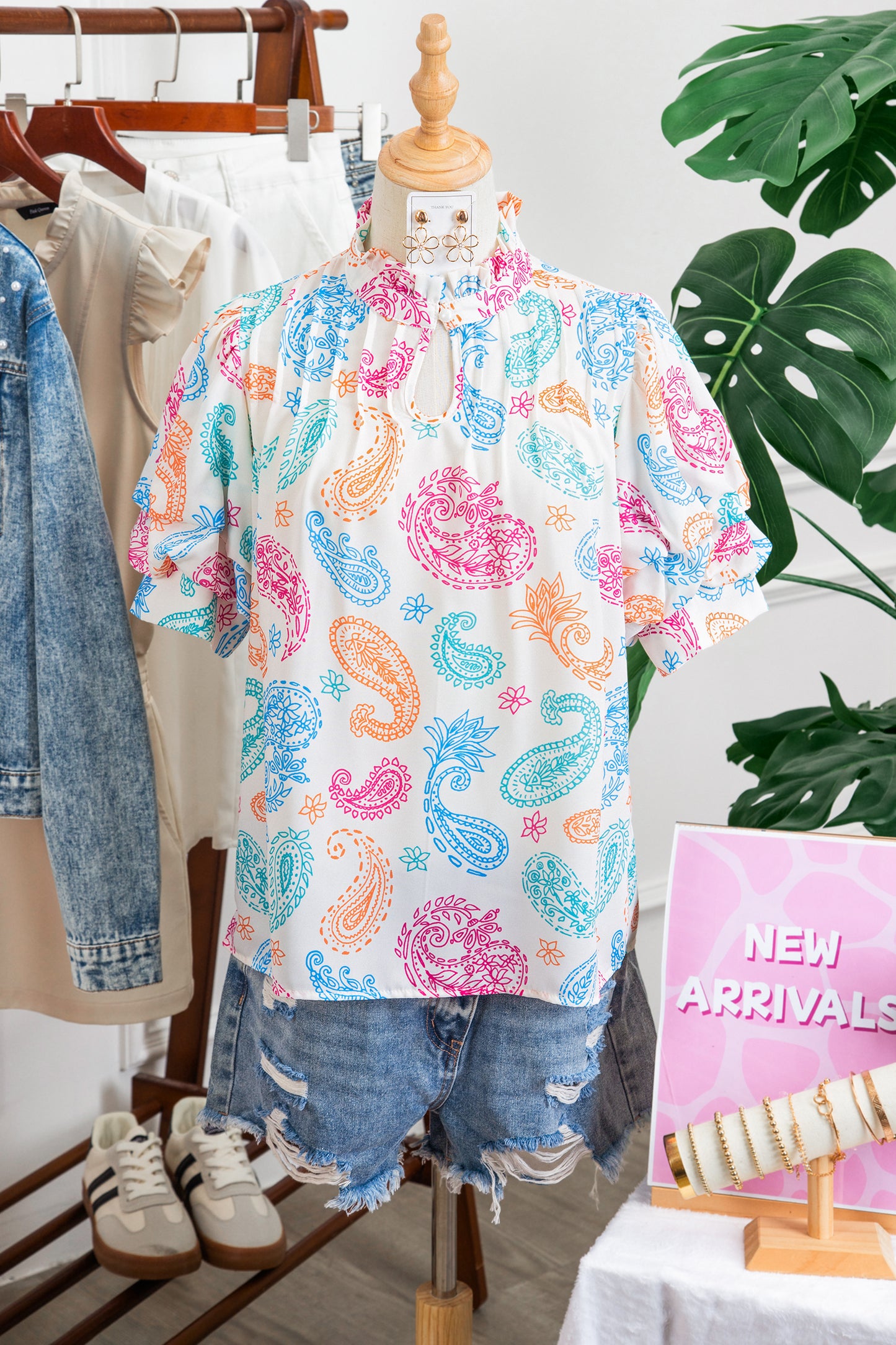 Blusa con estampado cachemira vibrante multicolor, ojales de botón y mangas abullonadas