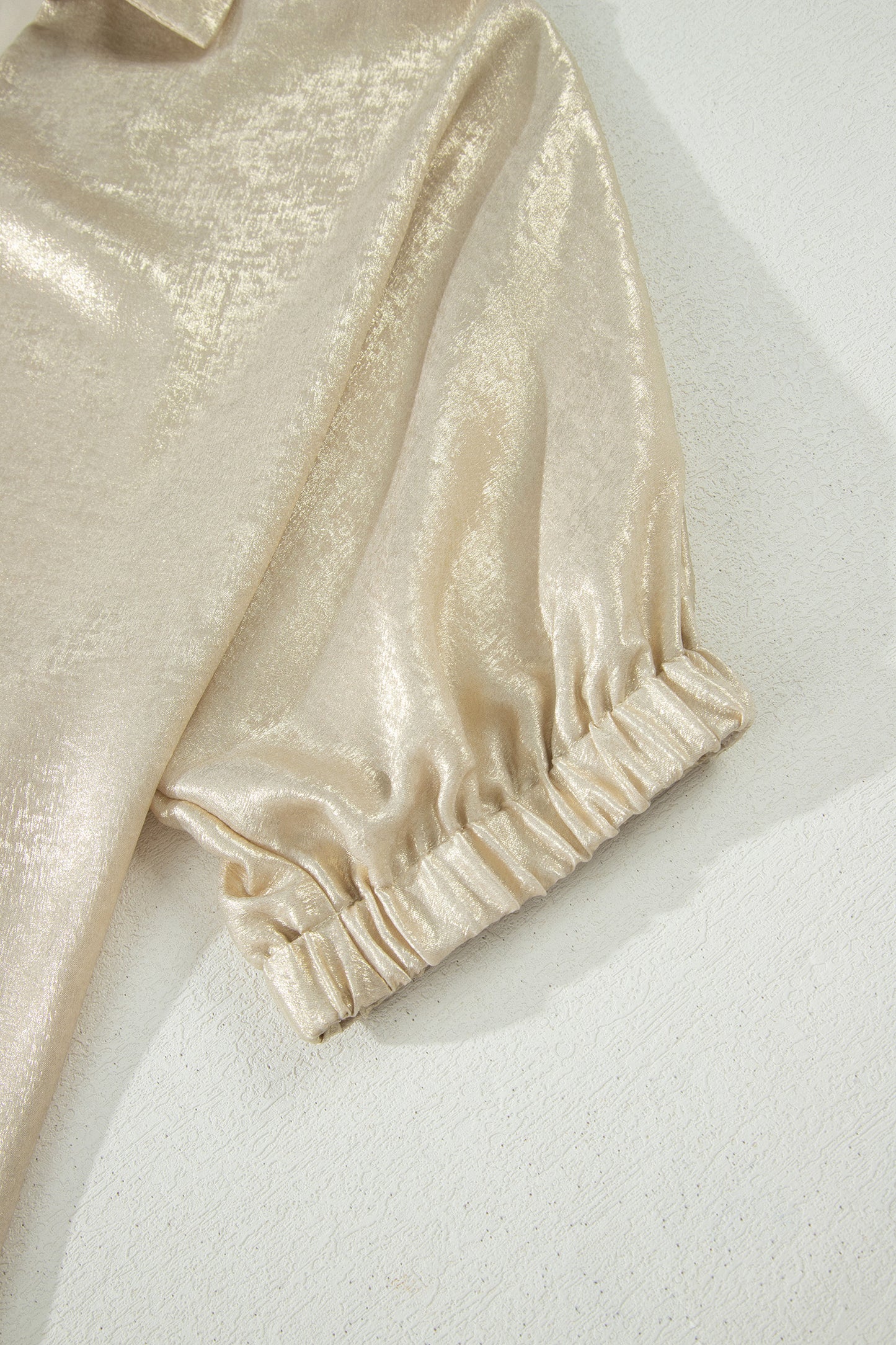 Top metálico beige de cuello y escote en V con media manga
