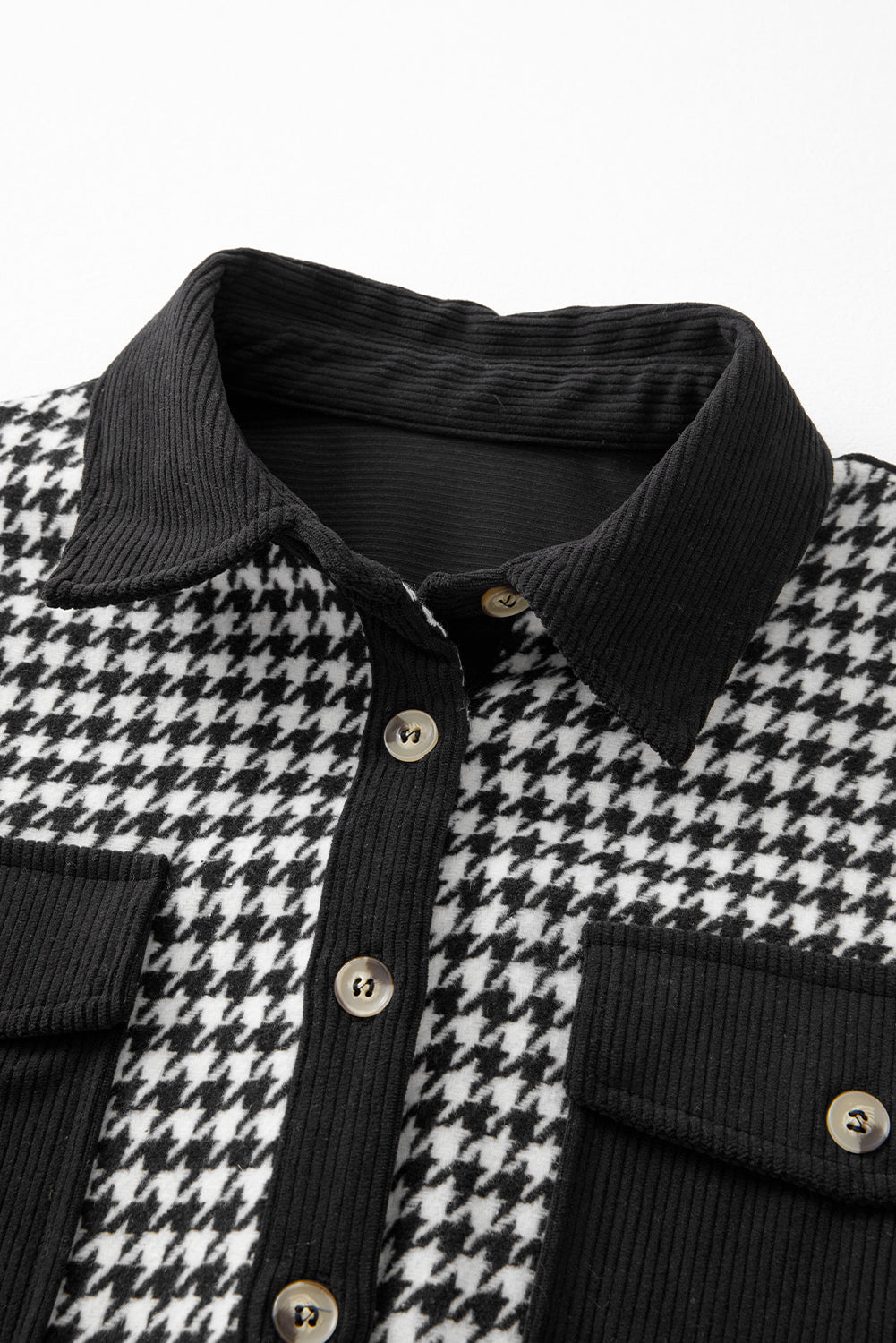 Sobrecamisa negra de pana con diseño de pata de gallo y bolsillos con solapa