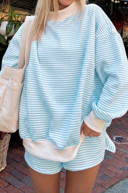 Conjunto de sudadera y pantalón corto oversize de cuello alto a rayas azul cielo