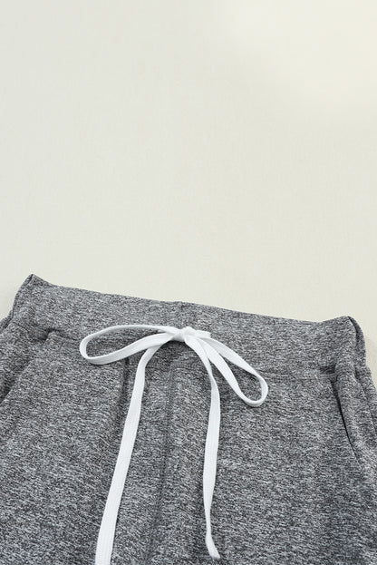 Pantalones deportivos grises con cordón, cintura elástica y bolsillos