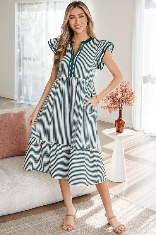 Vestido midi de cuello en V con ribete en contraste, manga corta y doble volante a rayas verdes