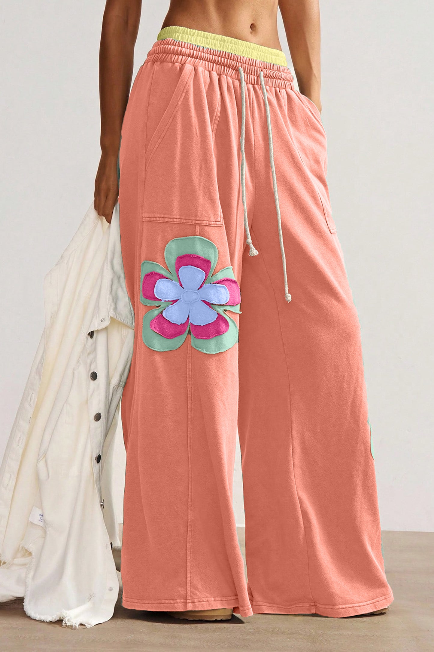 Pantalón de pierna ancha con cordón y cintura elástica contrastada, estampado floral en bloques de color naranja y pomelo