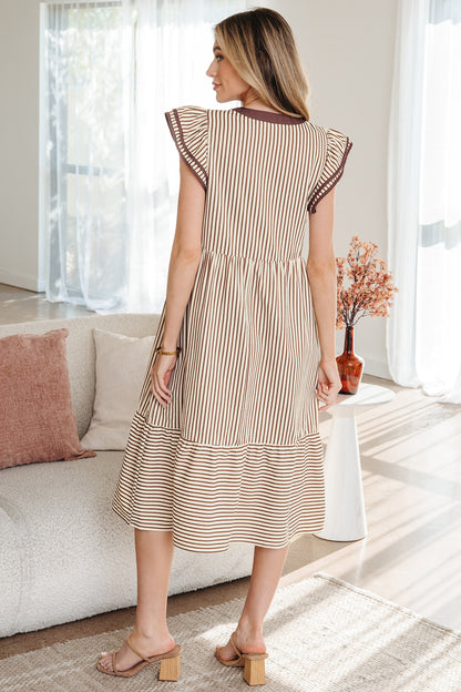 Vestido midi con cuello en V, manga corta con doble volante y ribete en contraste, a rayas marrones