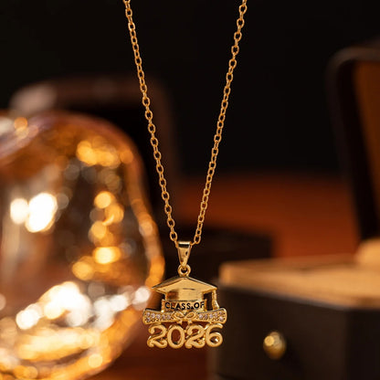 1 Collar con colgante de gorro de graduación con circonita y cadena de cobre de onda de agua para mujer, joyería diaria, de playa y para fiesta