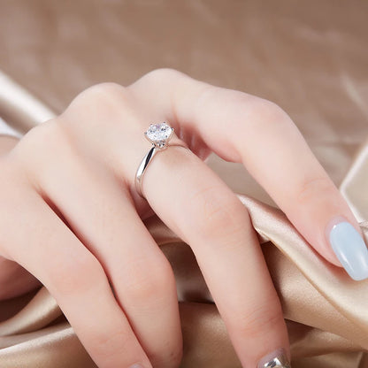 Anillo de Moissanita Personalizado de Seis Garras Femenino Elegante Anillo de Plata de Ley S925 Anillo de Joyería Fina para Mujer de Corte Brillante Redondo