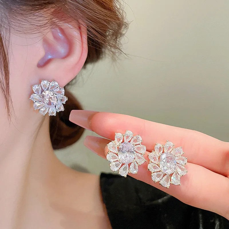 Pendientes de flor de oro blanco con cristales y pedrería en engaste de garra, joyería romántica de boda para mujer