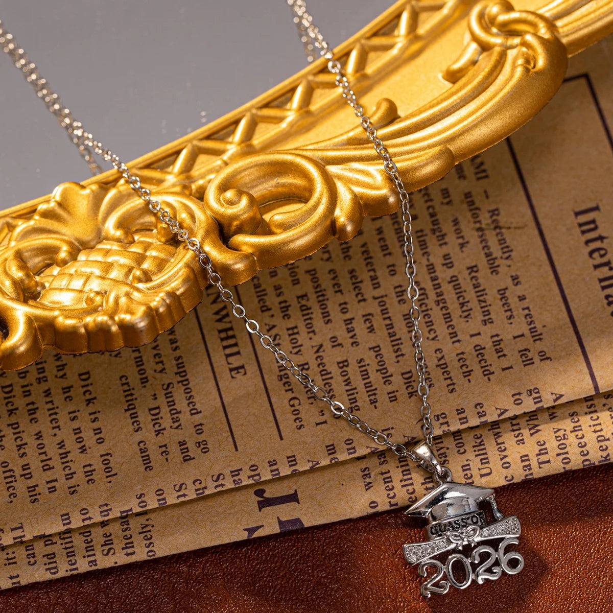 1 Collar con colgante de gorro de graduación con circonita y cadena de cobre de onda de agua para mujer, joyería diaria, de playa y para fiesta