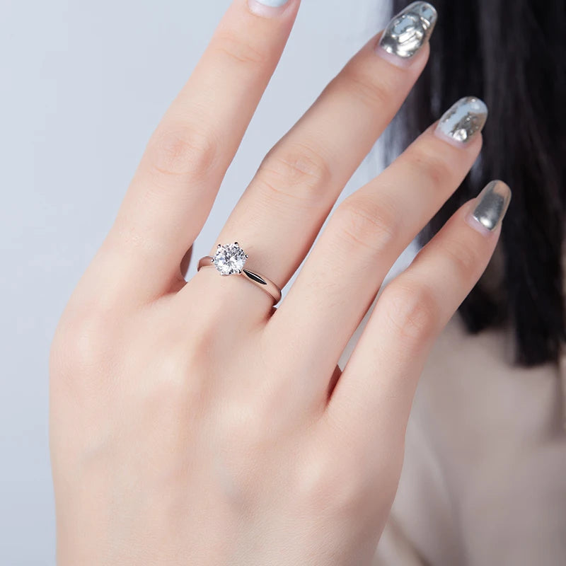 Anillo de Moissanita Personalizado de Seis Garras Femenino Elegante Anillo de Plata de Ley S925 Anillo de Joyería Fina para Mujer de Corte Brillante Redondo