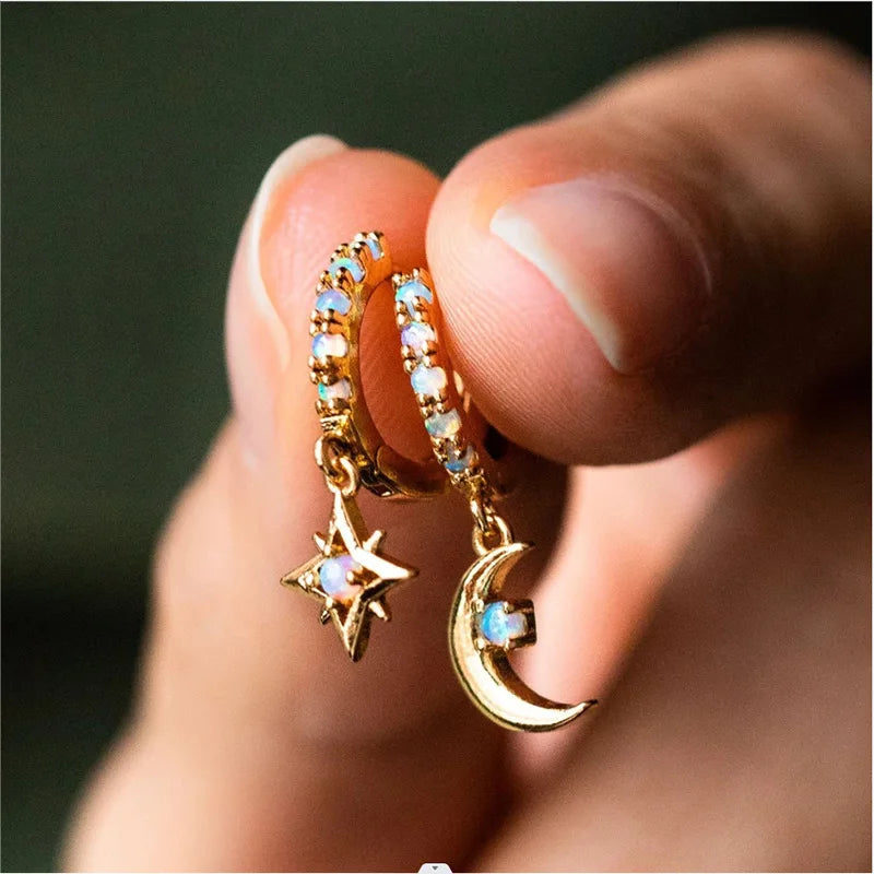 Pendientes de aro chapados en oro Lucky Charm con colgante de luna de ópalo para mujer, uso diario, estilo lindo