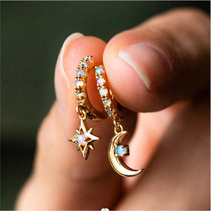 Pendientes de aro chapados en oro Lucky Charm con colgante de luna de ópalo para mujer, uso diario, estilo lindo