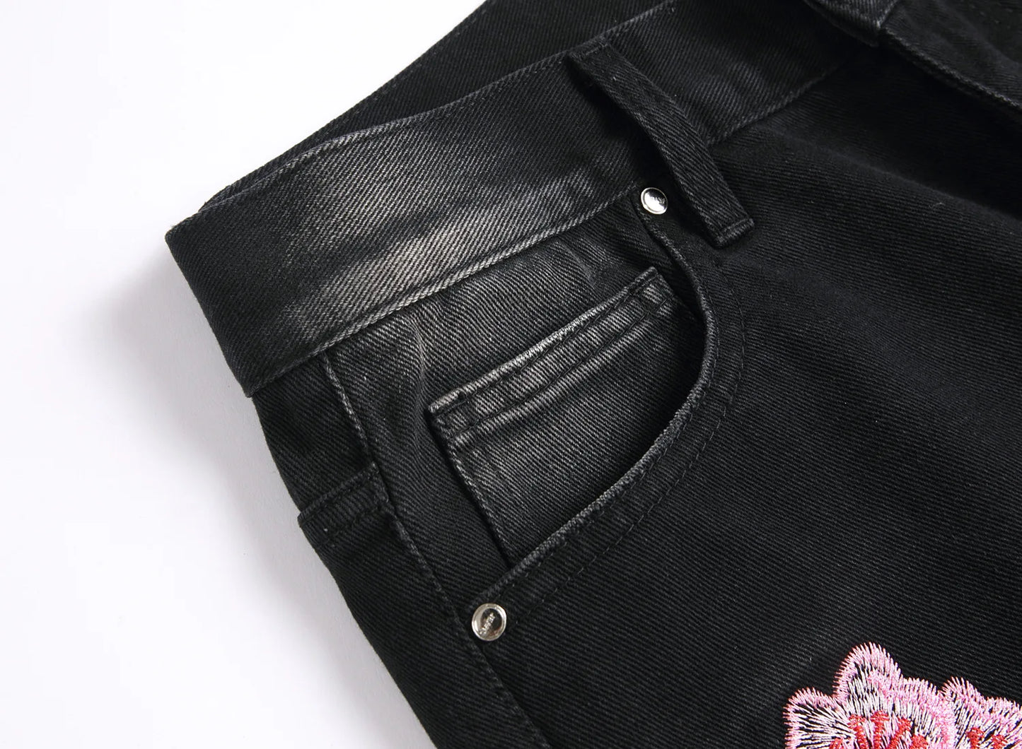 Vaqueros rotos de hombre de moda con parches de bordado floral, vaqueros acampanados desgastados de estilo urbano de tendencia