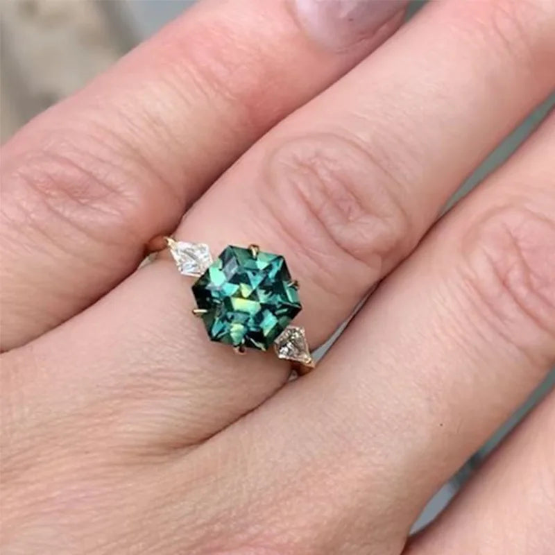 European and American Anniversary Couple Gift: European and American New Geometric Ring Luxury Green Zircon Accessory