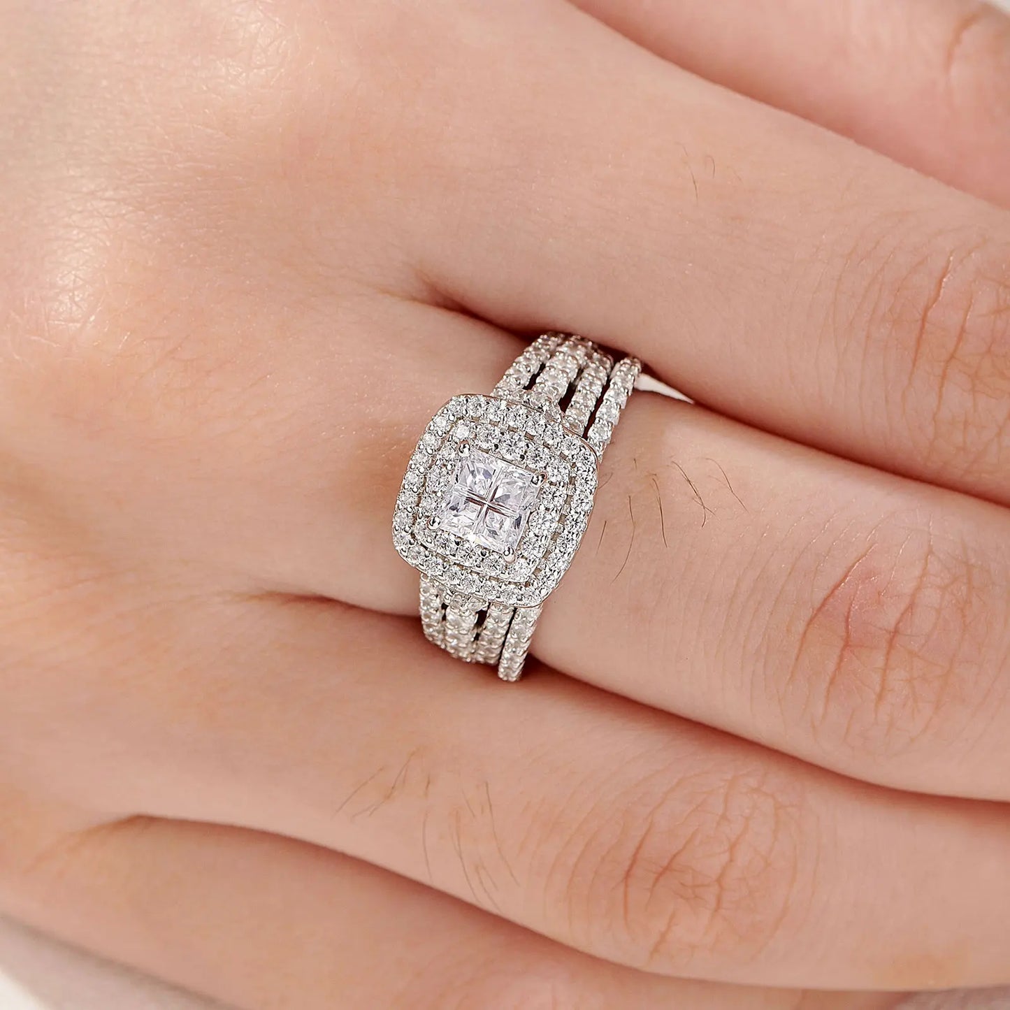 Newshe Lujoso Juego de Anillos de Boda con Halo de Plata Esterlina 925 para Mujeres Elegante Joyería Anillos de Diamante de Princesa Simulados