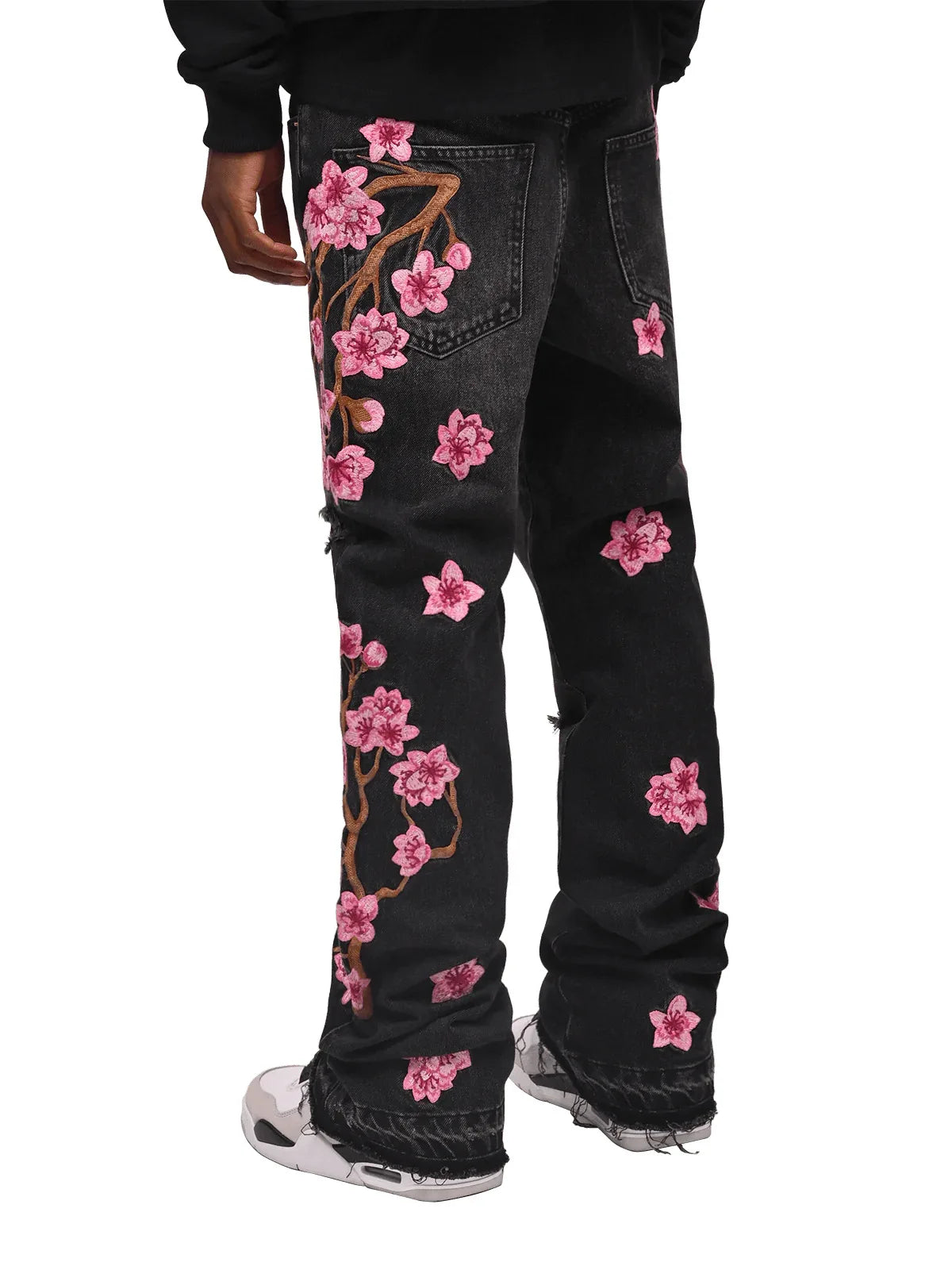 Vaqueros rotos de hombre de moda con parches de bordado floral, vaqueros acampanados desgastados de estilo urbano de tendencia