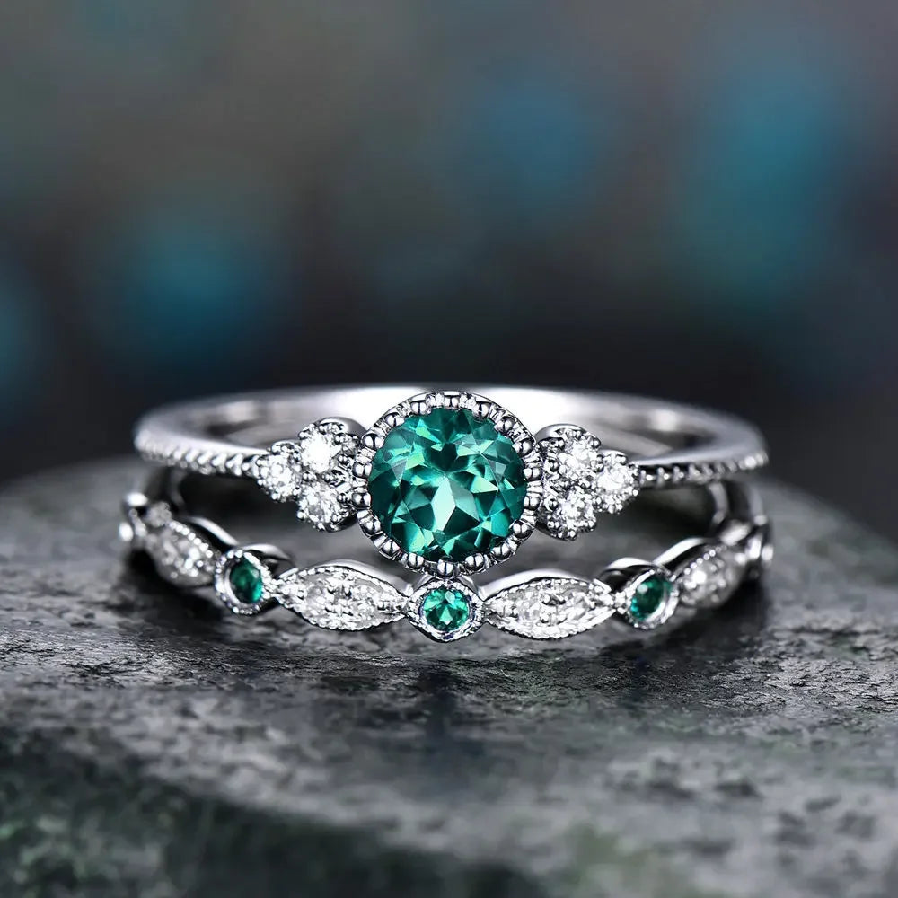 European and American Anniversary Couple Gift: European and American New Geometric Ring Luxury Green Zircon Accessory
