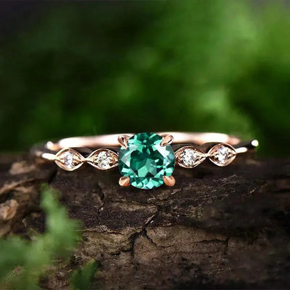 European and American Anniversary Couple Gift: European and American New Geometric Ring Luxury Green Zircon Accessory