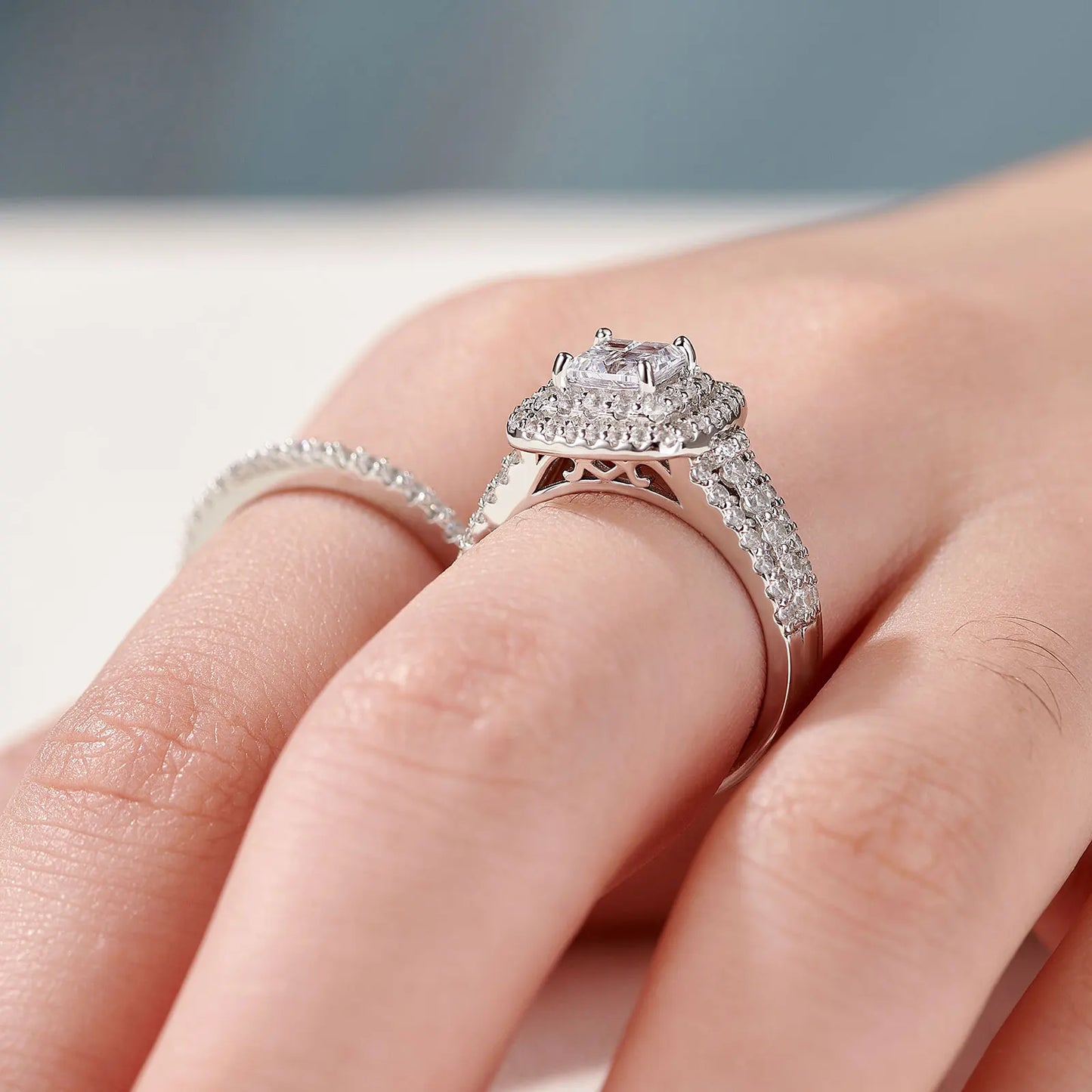 Newshe Lujoso Juego de Anillos de Boda con Halo de Plata Esterlina 925 para Mujeres Elegante Joyería Anillos de Diamante de Princesa Simulados