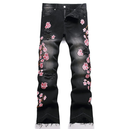 Vaqueros rotos de hombre de moda con parches de bordado floral, vaqueros acampanados desgastados de estilo urbano de tendencia