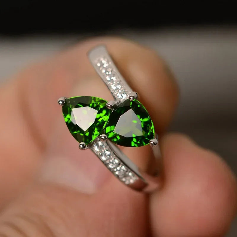 European and American Anniversary Couple Gift: European and American New Geometric Ring Luxury Green Zircon Accessory
